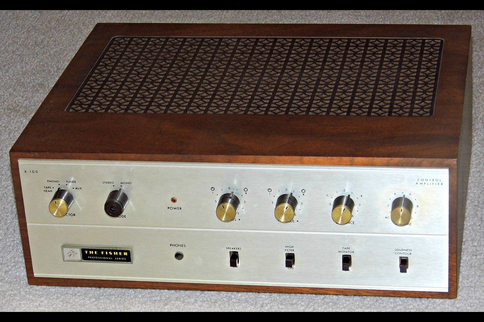 Der Röhrenverstärker X-100A von Fisher wurde in den 60er-Jahren von Egli, Fischer Co. in die Schweiz importiert. Im revidierten Zustand tönt er absolut fantastisch und agiert erstaunlich rauscharm.